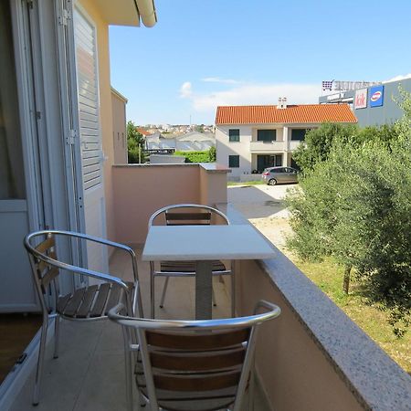 Apartment And Rooms Amenka Novalja Bagian luar foto