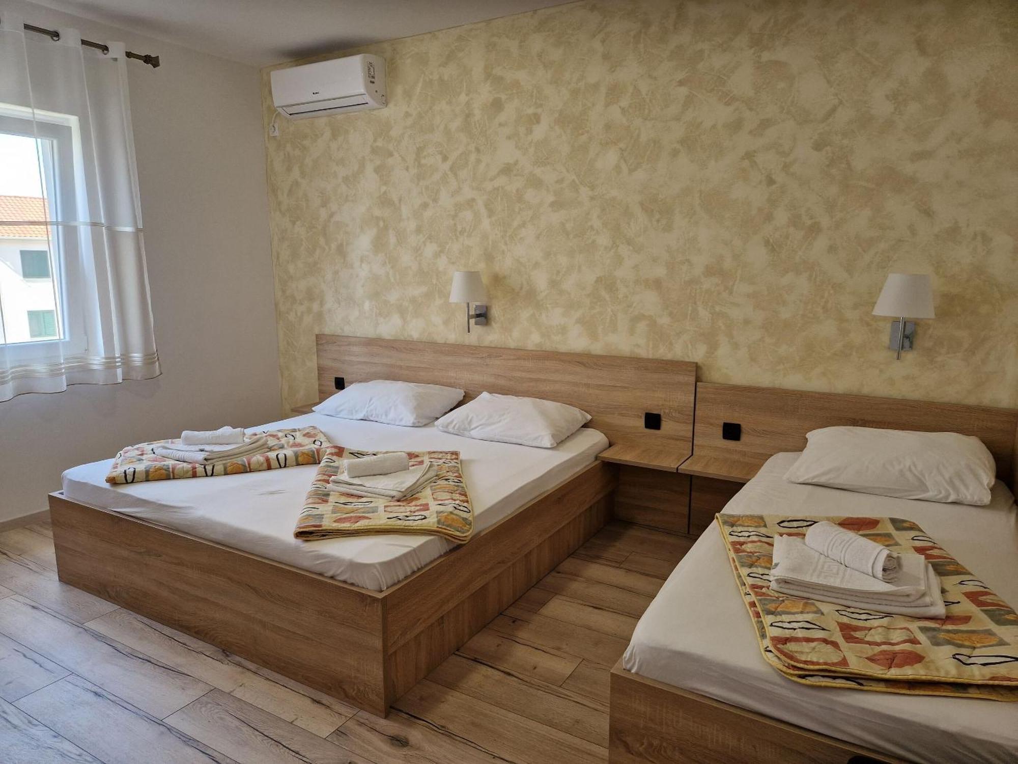 Apartment And Rooms Amenka Novalja Bagian luar foto