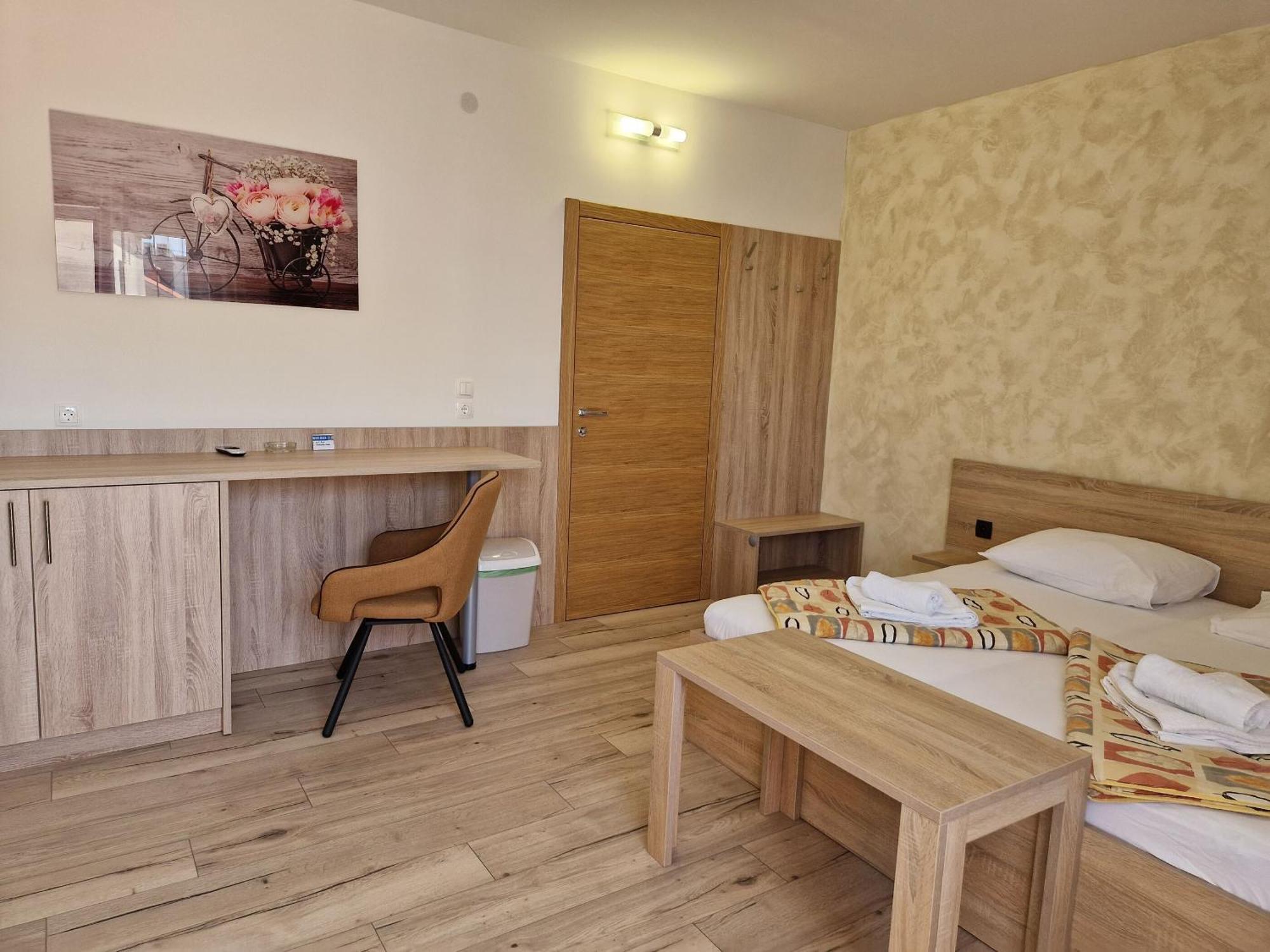 Apartment And Rooms Amenka Novalja Bagian luar foto