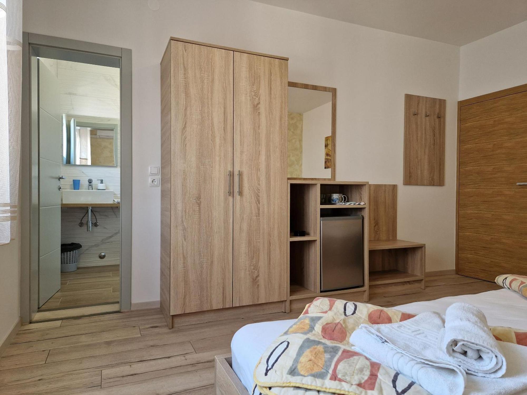 Apartment And Rooms Amenka Novalja Bagian luar foto