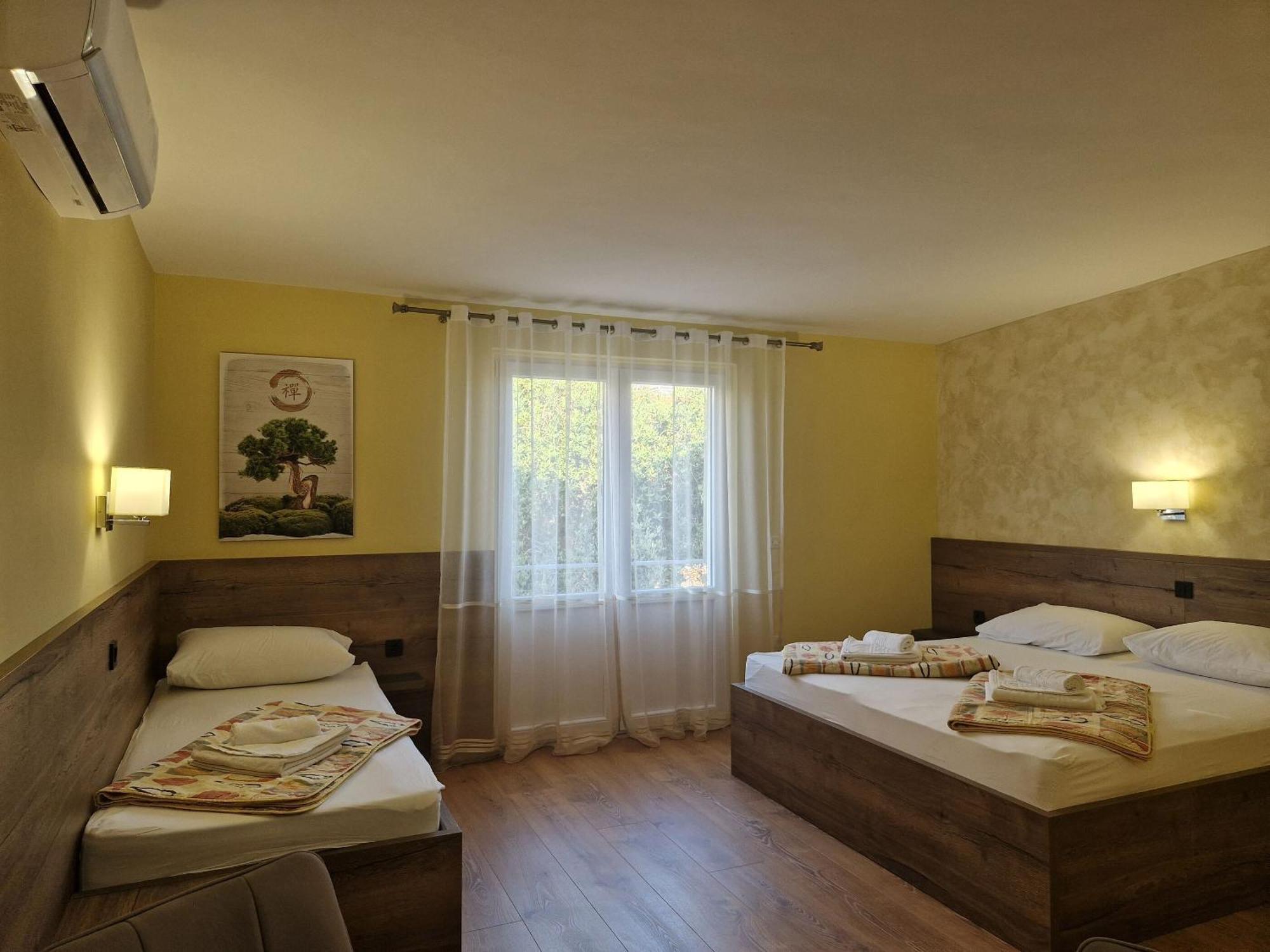 Apartment And Rooms Amenka Novalja Bagian luar foto