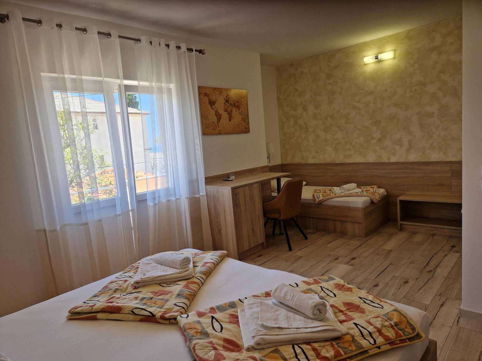 Apartment And Rooms Amenka Novalja Bagian luar foto