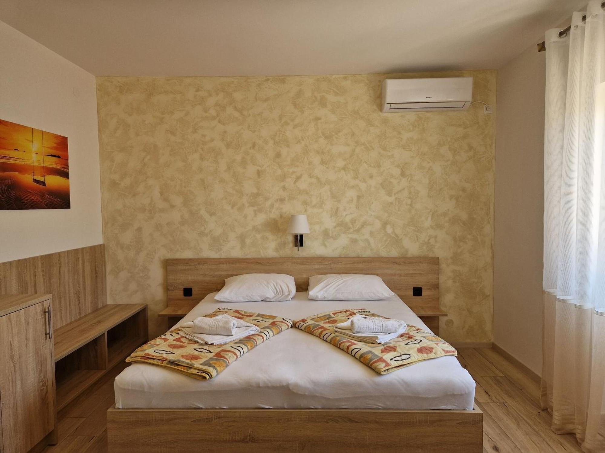 Apartment And Rooms Amenka Novalja Bagian luar foto