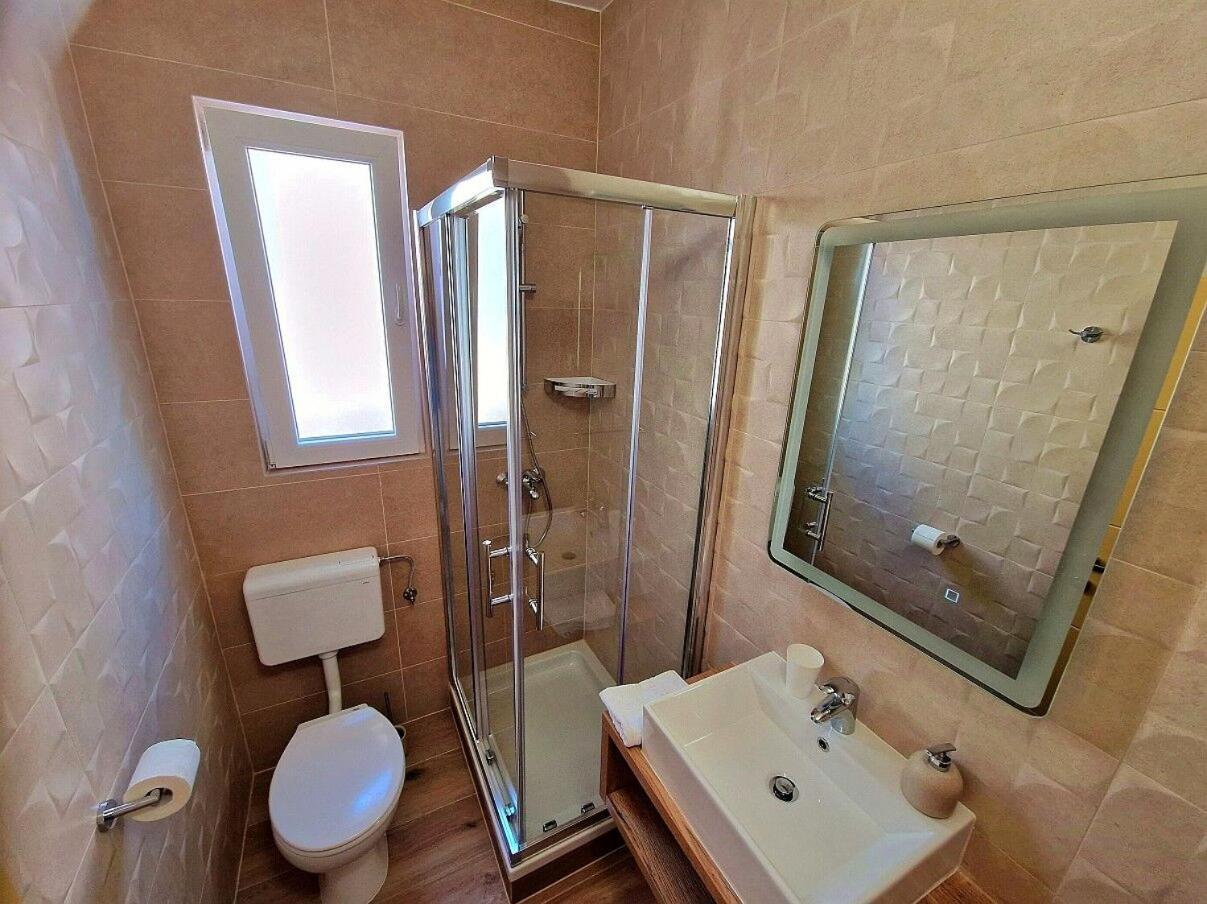 Apartment And Rooms Amenka Novalja Bagian luar foto