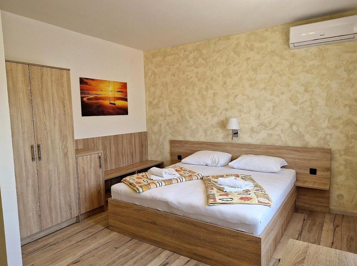 Apartment And Rooms Amenka Novalja Bagian luar foto
