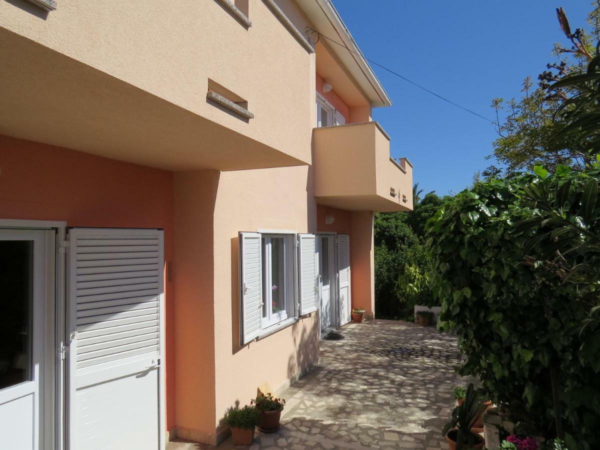 Apartment And Rooms Amenka Novalja Bagian luar foto