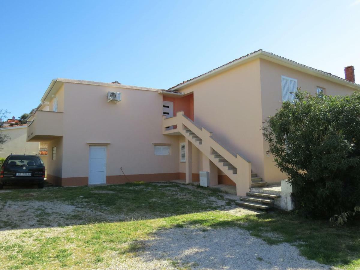 Apartment And Rooms Amenka Novalja Bagian luar foto