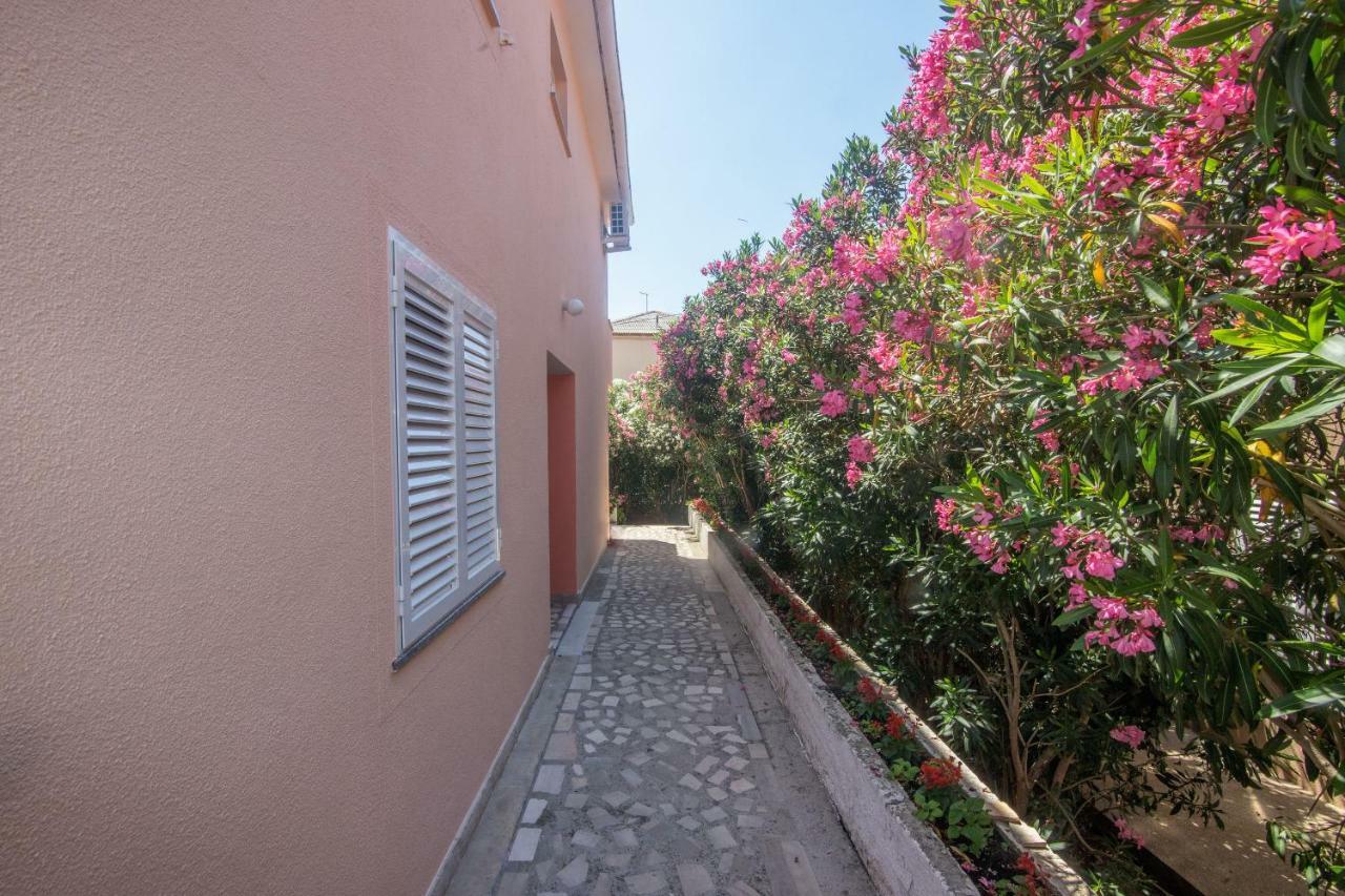 Apartment And Rooms Amenka Novalja Bagian luar foto